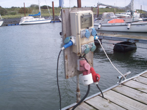 Electriciteitkast op de steiger van jachthaven Baalmann Borkum